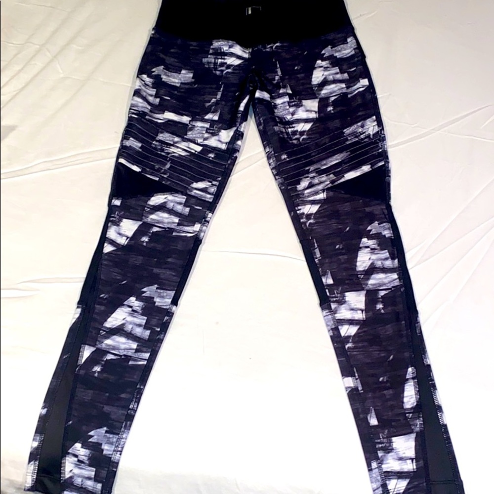 Black/white mix media print stretch leggings